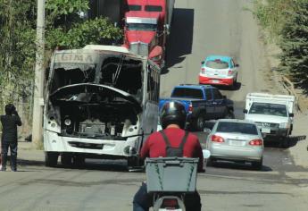 Se quema camión de la ruta Lima-Centro, en Culiacán