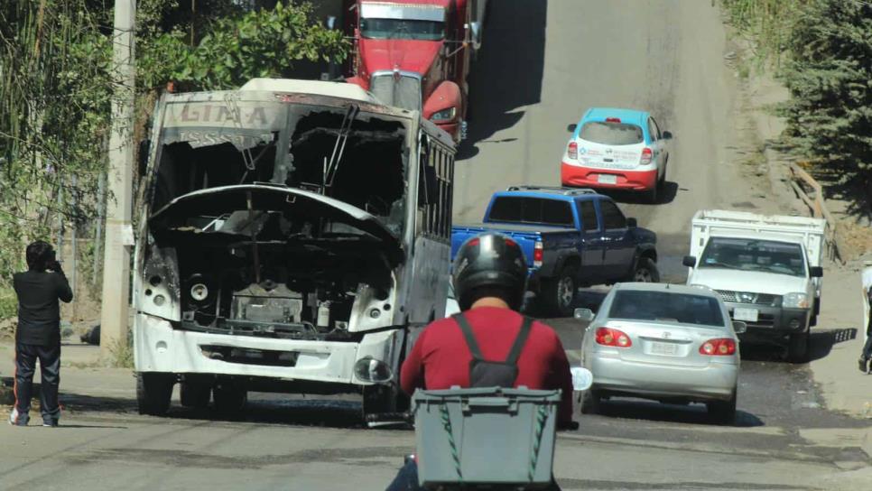 Se quema camión de la ruta Lima-Centro, en Culiacán