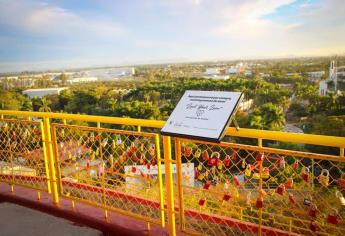 Autoridades develan la placa de «Lock Your Love», el nuevo producto turístico de Los Mochis.