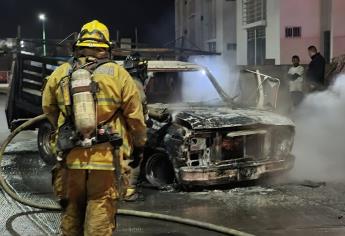 Fuego arrasa con camioneta de «chatarreros» en Culiacán