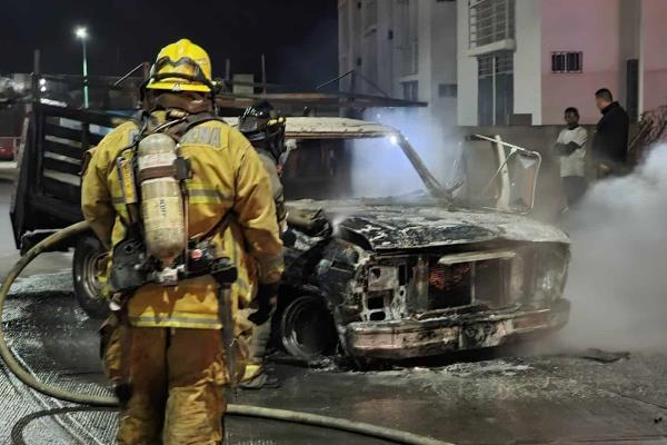 Fuego arrasa con camioneta de «chatarreros» en Culiacán