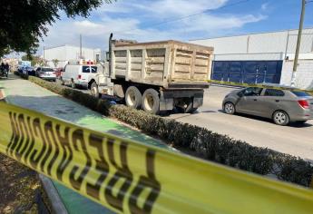 Empleado del Ayuntamiento de Mazatlán cae desde camión y muere aplastado