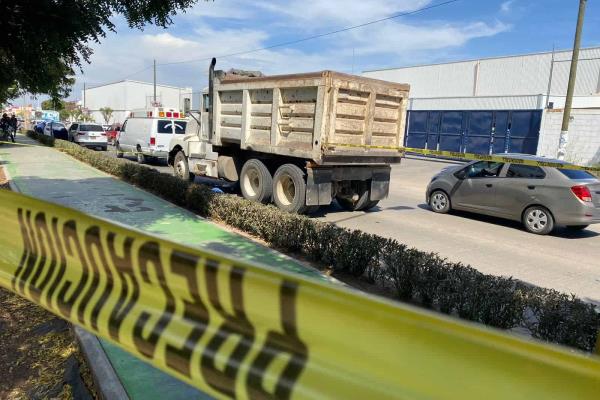 Empleado del Ayuntamiento de Mazatlán cae desde camión y muere aplastado