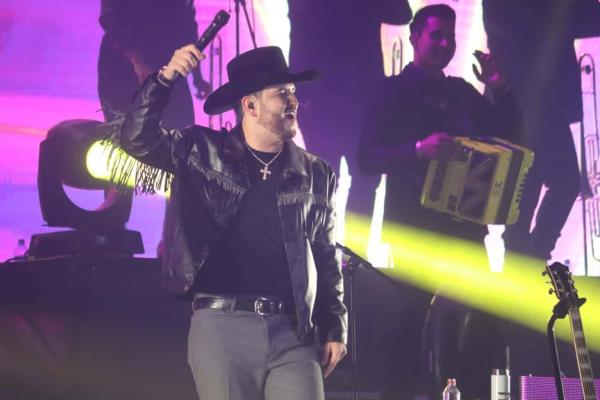 Edén Muñoz interpreta narcocorrido en el Carnaval de Mazatlán