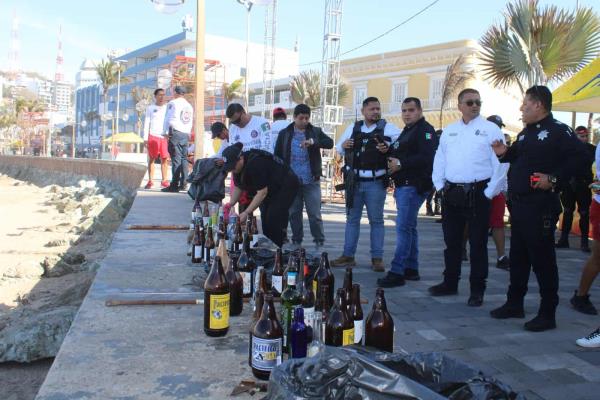 Desde botellas, hasta navajas y cuchillos, esto se encontró en el barrido de playas en Mazatlán