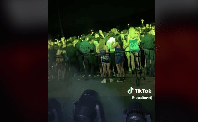 Estudiantes enloquecen con «La Chona» en EU | VIDEO