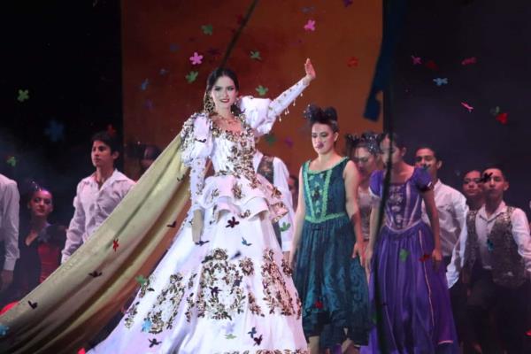 El vestido de Uma l, Reina de los Juegos Florales, representa el triunfo y está inspirado en la unión de México e Italia