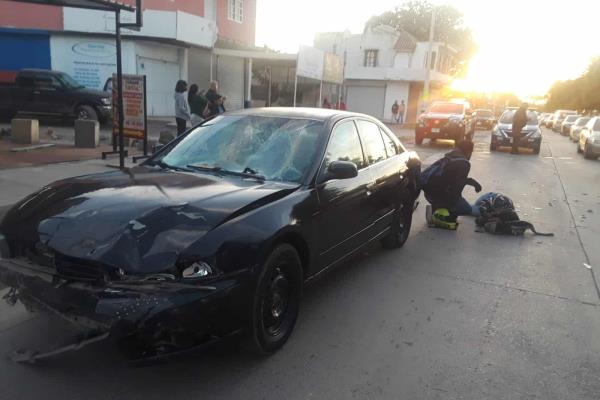 Joven embiste a motociclista en Guasave y lo mandan al hospital