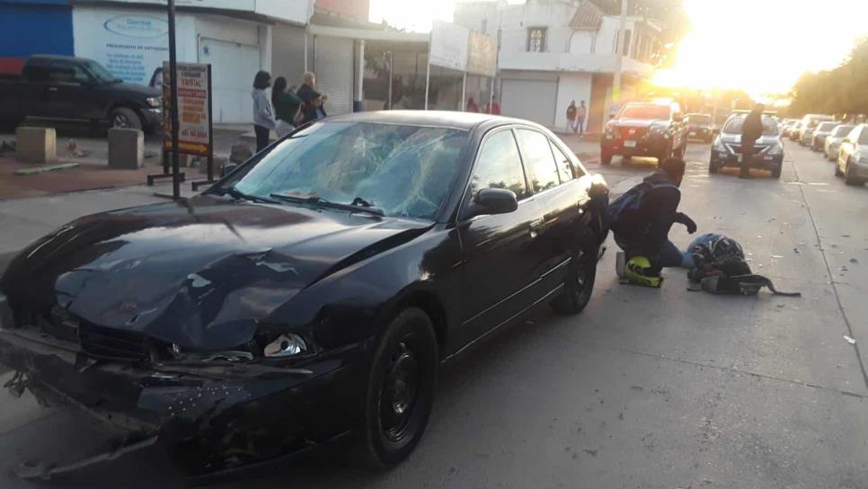 Joven embiste a motociclista en Guasave y lo mandan al hospital