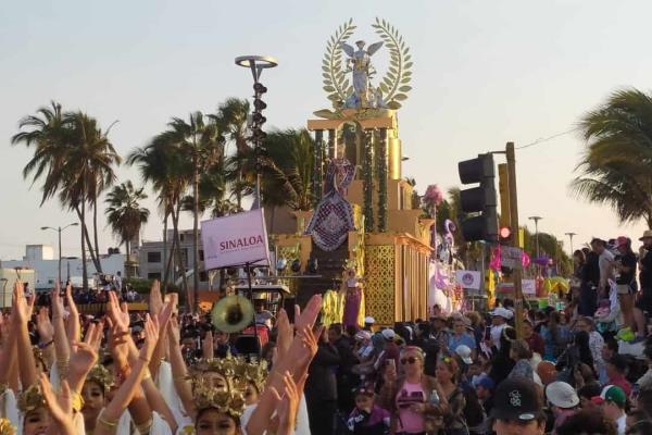 ¡Emocionados y con gran ambiente! Inicia el gran desfile del Carnaval Internacional de Mazatlán