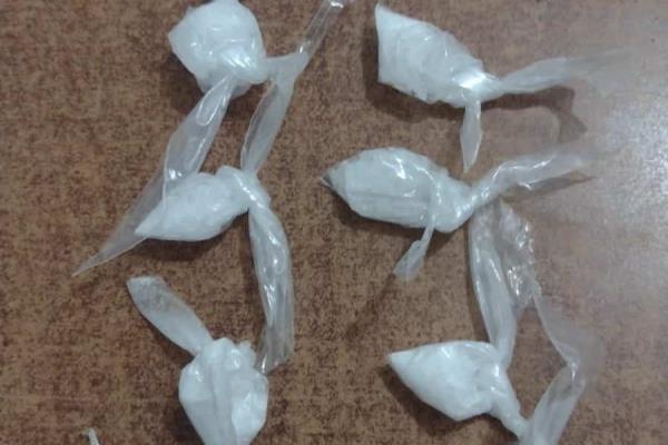 Intentó correr, pero fue alcanzado por policías y le encontraron varias dosis de cristal, en Culiacán