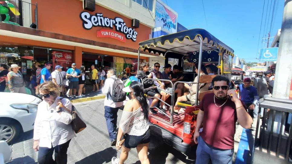 Locales y turistas disfrutan de Mazatlán; abarrotan restaurantes del puerto