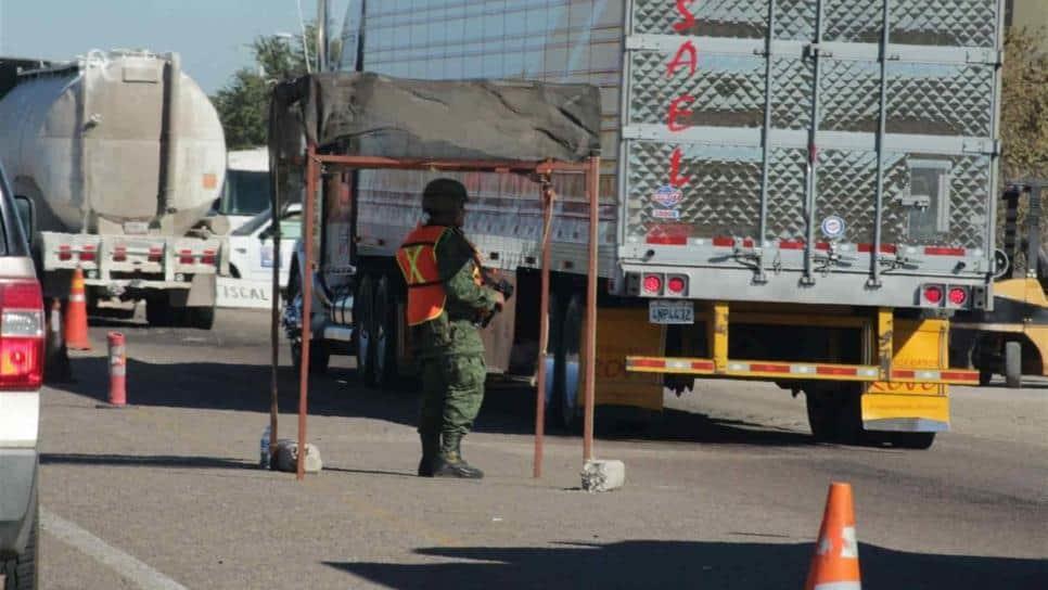 Militares aseguran tráiler en El Desengaño, llevaba oculta cocaína, fentanilo y cristal entre piezas de carne