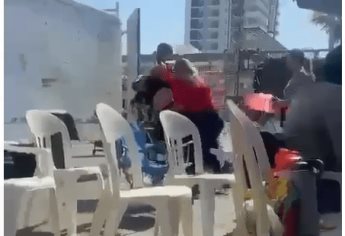 Captan pleito entre dos mujeres por una silla para el desfile del Carnaval | VIDEO