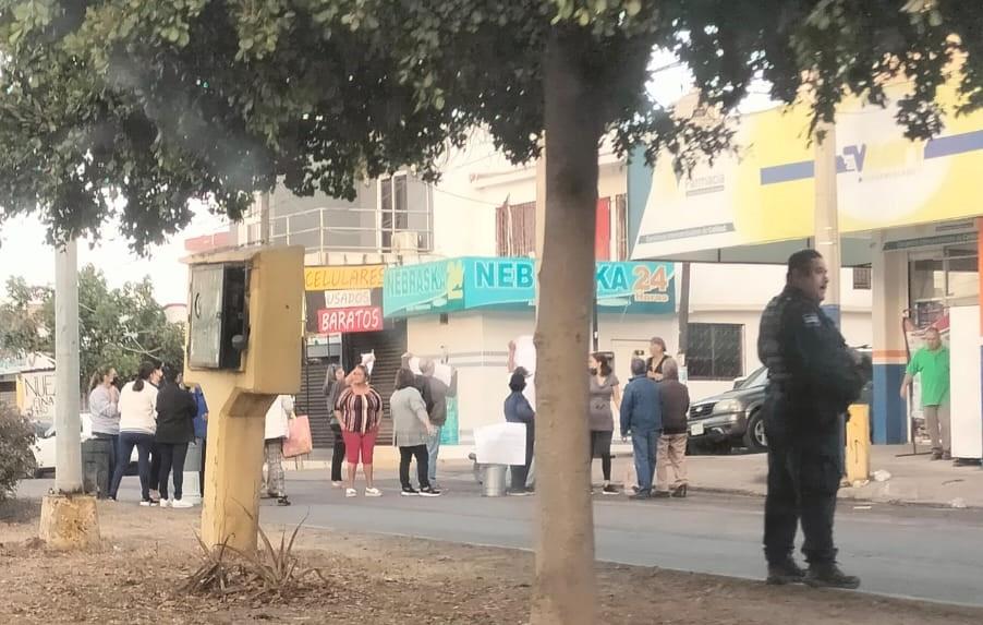 Cierran la avenida Santa Rosa en Mazatlán por fugas de aguas negras