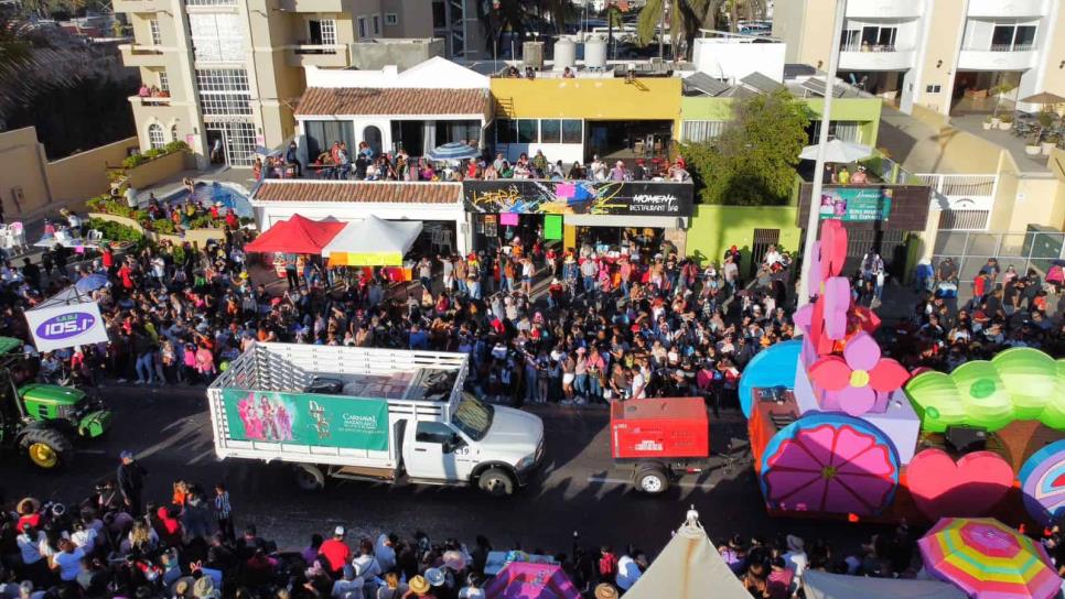 Turistas y locales no fallaron y abarrotan el segundo desfile del Carnaval de Mazatlán