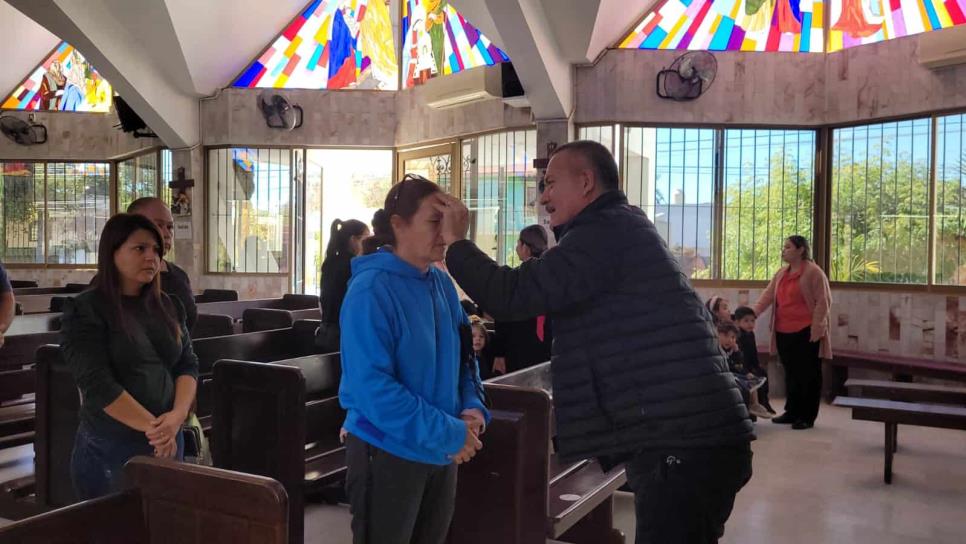 Hoy inició la Cuaresma; ciudadanos reciben la cruz de ceniza en los Mochis