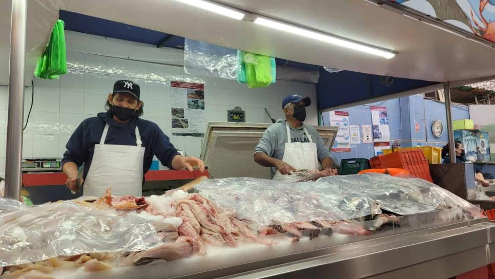 Supervisan estado y calidad de mariscos en mercado de Los Mochis