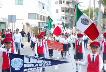 Con desfile, en Mazatlán conmemoran el 83 aniversario de la Bandera de México