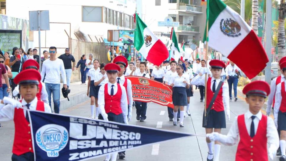 Con desfile, en Mazatlán conmemoran el 83 aniversario de la Bandera de México