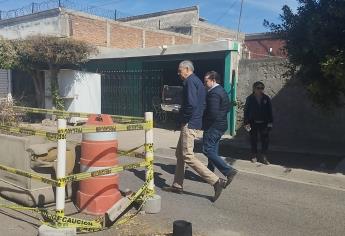 Vecinos de la 72 cierran vialidad por socavón y los atienden