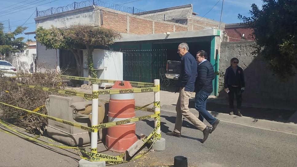 Vecinos de la 72 cierran vialidad por socavón y los atienden