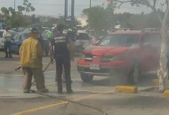 Arde camioneta en plaza comercial de Mazatlán