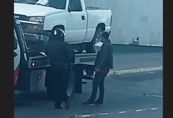 Tránsito de Mazatlán cobra para que grúa no se lleve a los autos, denuncian