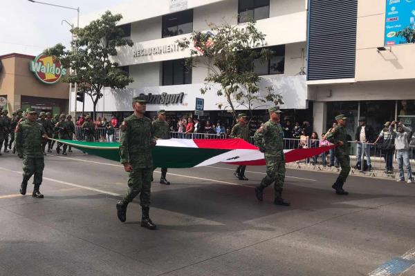 Desfilan por el aniversario 83 de la Bandera de México, en Culiacán