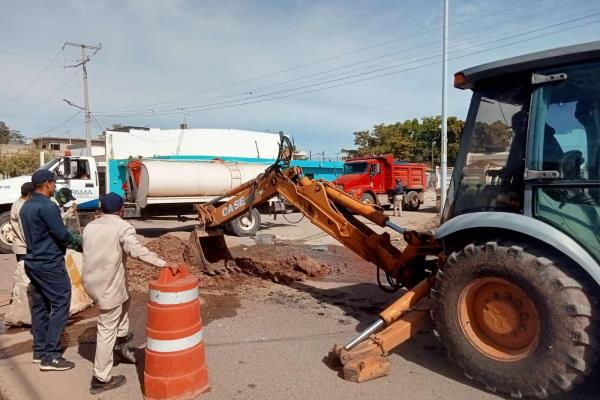 Japama inicia la reparación del socavón de la colonia 72, en Los Mochis