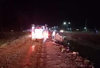 Vuelca en la México 15 frente a San Miguel Zapotitlán, Ahome