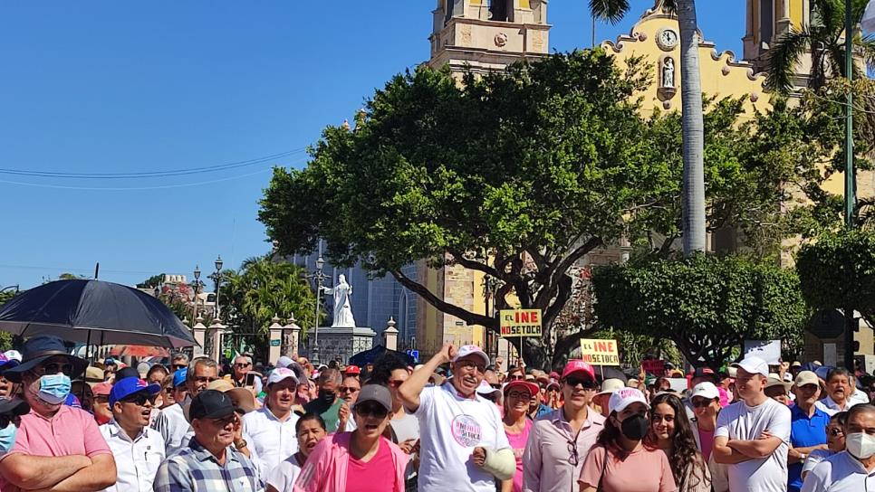 Mazatlecos se dan cita para manifestarse en contra del Plan B de la reforma electoral