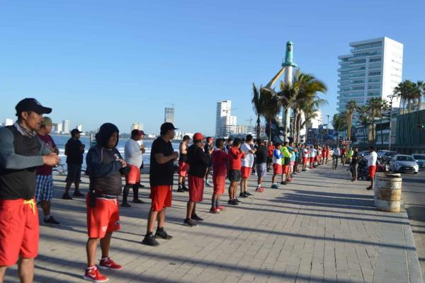 Buscan casi 100 personas certificarse como salvavidas en Mazatlán