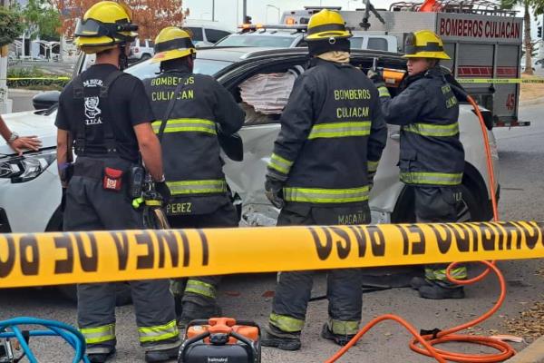 Mujer queda prensada tras aparatoso choque en la colonia Issstesin, en Culiacán
