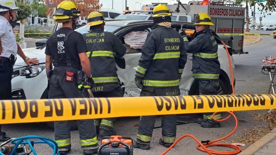 Mujer queda prensada tras aparatoso choque en la colonia Issstesin, en Culiacán