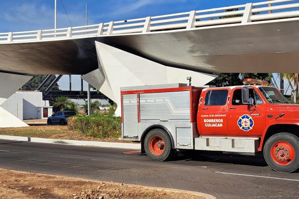 Pepenadores queman basura en el Puente Blanco en Culiacán