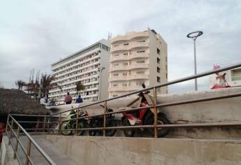 Motocicletas se estacionan en el malecón de Mazatlán; piden atención de Vialidad