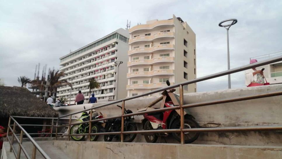 Motocicletas se estacionan en el malecón de Mazatlán; piden atención de Vialidad