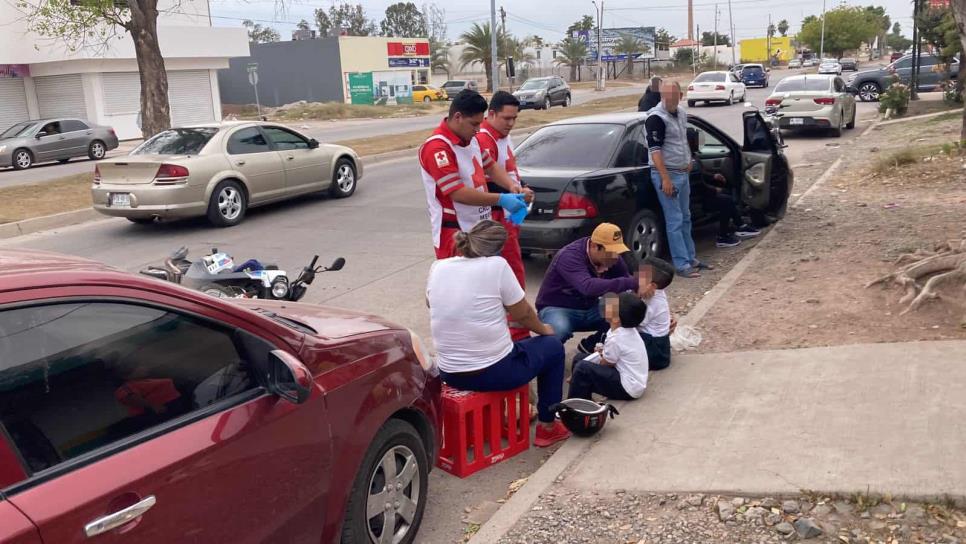 Mujer termina lesionada al derrapar en su moto junto a sus niños en Los Mochis