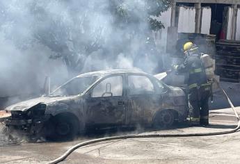 Fuego arrasa con vehículo en Culiacán; es el primero del mes de marzo