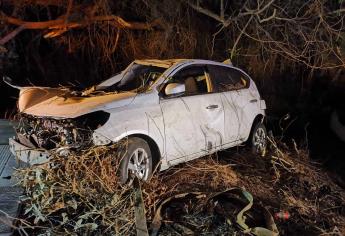 Dos mujeres resultan lesionadas en volcadura en Ahome