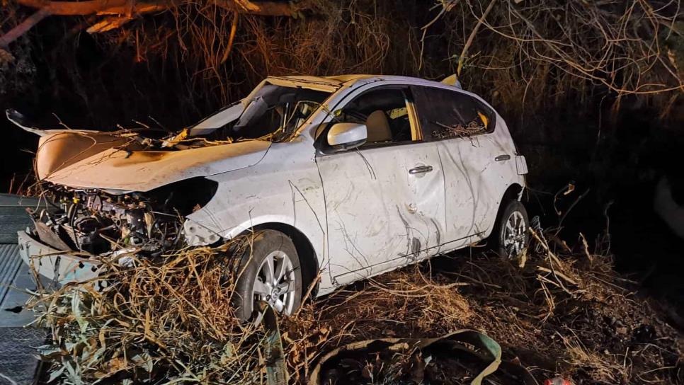 Dos mujeres resultan lesionadas en volcadura en Ahome