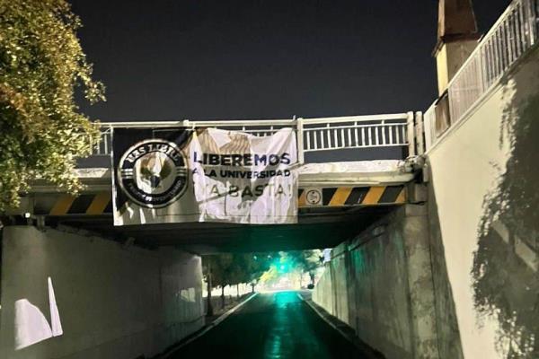 Aparecen mantas en Culiacán con la leyenda «Liberemos a la Universidad ¡YA BASTA!»