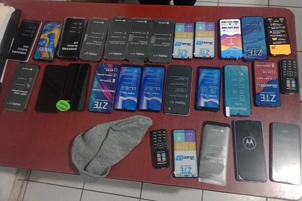 Armado con un cuchillo, Walter se robó 28 celulares; lo «cachan» los policías, en Higuera de Zaragoza