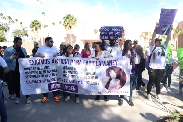 Familiares y amigos de Fabiola Vianey exigen justicia durante el 8M
