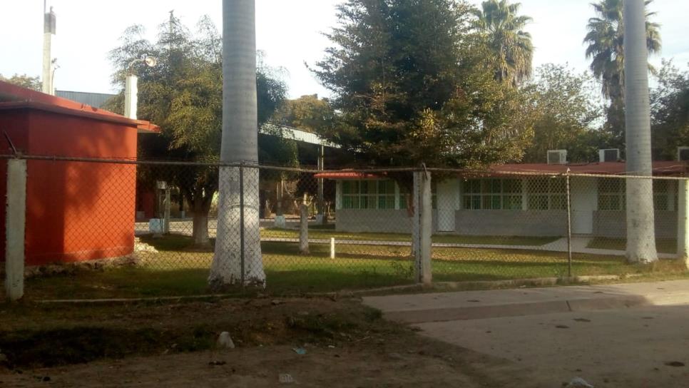 Alumnos reciben clases en línea por problemas de drenaje en primaria de Ahome