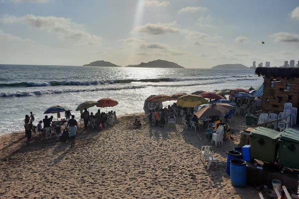 Por bajas temperaturas, afluencia en playas de Mazatlán disminuye 60 %