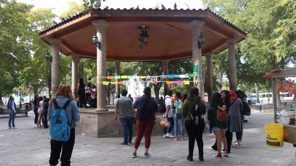 Colocan tendedero del acoso en la Plazuela 27 de Septiembre, en Los Mochis