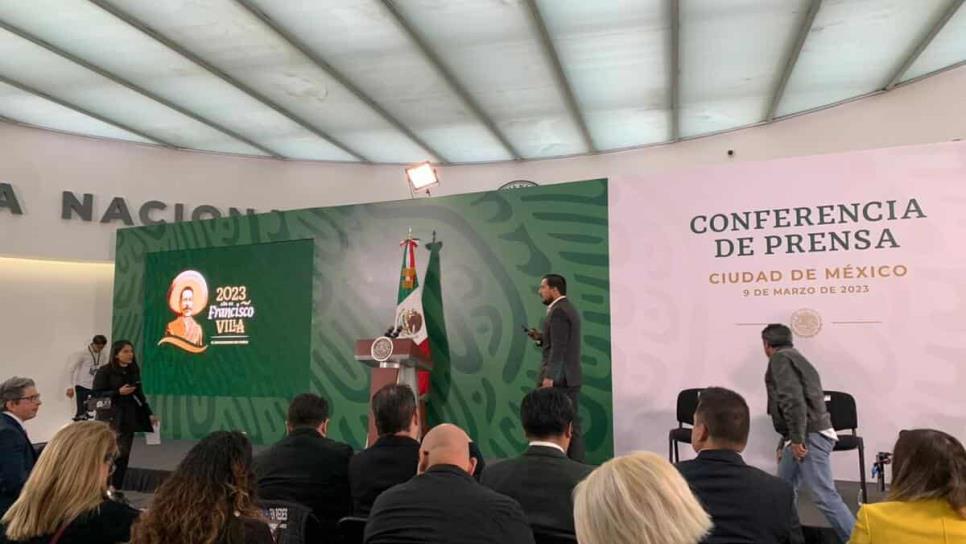 AMLO da su conferencia «mañanera» en el búnker de Genaro García