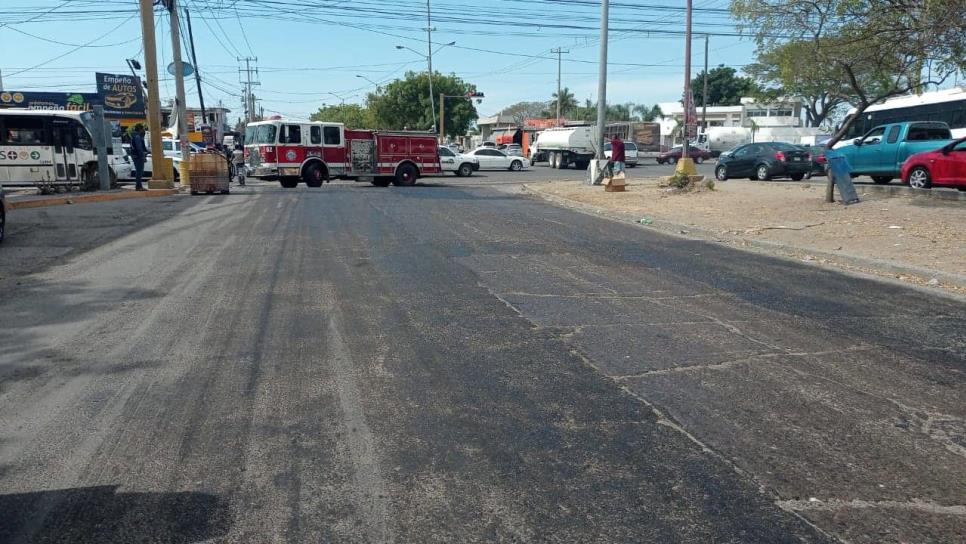 Vuelca camioneta con mil litros de diésel y ocasiona el cierre de avenida en Mazatlán